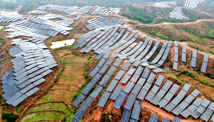 Crise Energética Global: China Dispara na Liderança de Renováveis com Guerra e Demanda Crescente