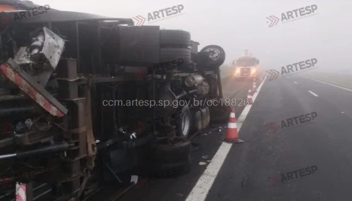 Caminhão tomba e invade pista em Gália durante chuva forte, atingindo carro; rodovia SP-294 interditada