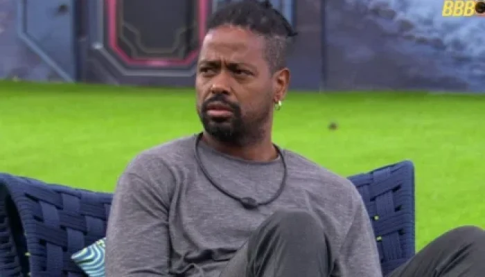 BBB26: Boneco tenta apertar botão da desistência e é levado ao confessionário em meio a boatos de mal-estar