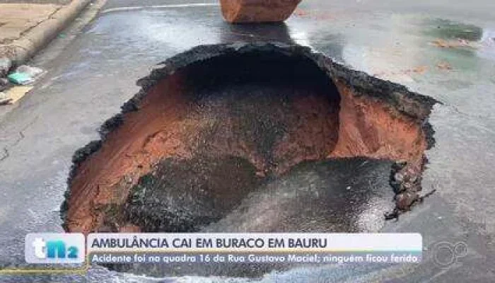 Ambulância da Prefeitura de Uberaba é 'engolida' por asfalto que cedeu após vazamento em rua do centro de Bauru
