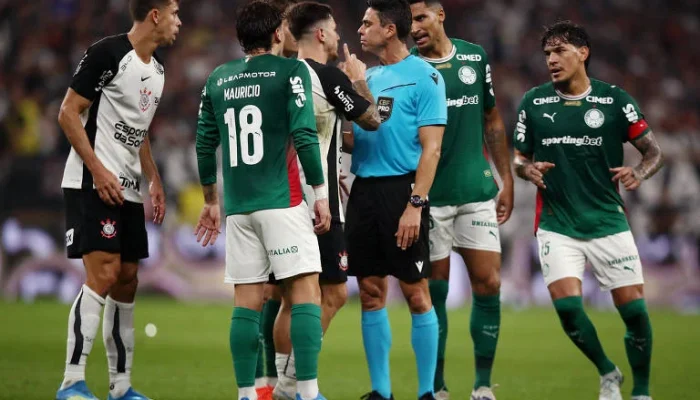 Corinthians Empata Clássico com Palmeiras em Jogo Agitado com Dois Jogadores a Menos