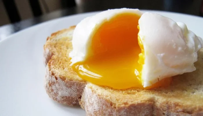 Ovo com Gema Mole em Padaria de SP Exige Termo de Responsabilidade: Entenda a Polêmica e os Riscos