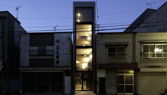 Casa de 1,80m em Tóquio: Arquitetura Inovadora Transforma Espaço Mínimo em Lar Funcional para Casal e Gatos
