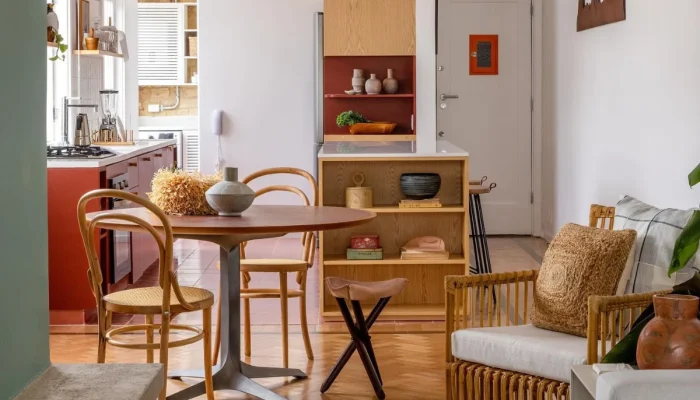 Integração e Cores Transformam Apartamento de 90m² no Rio: Cozinha Aberta e Marcenaria Ampliam Espaço