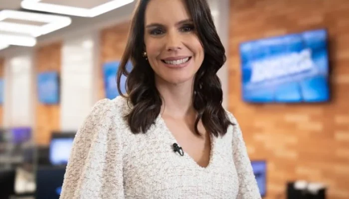 Camila Busnello assume "Domingo Espetacular" e celebra "privilégio" após 20 anos na Record, ao lado de Roberto Cabrini