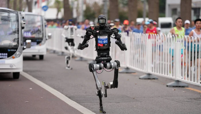 Robôs Humanoides Chineses Superam Recordes em Meia Maratona, Superando Atletas Humanos e Anunciando Nova Era Tecnológica