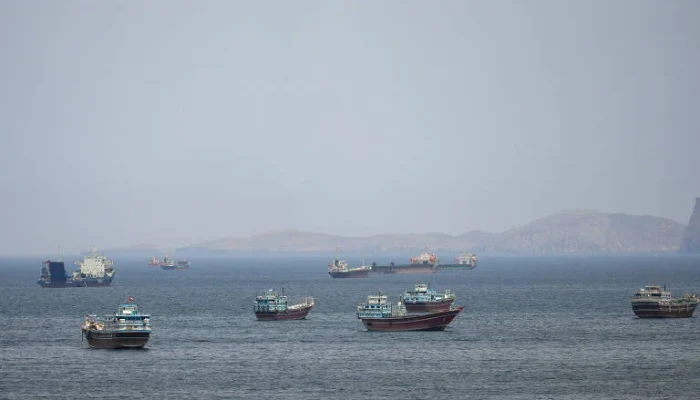 Petróleo Acima de US$ 100: Tensões EUA-Irã e Bloqueio em Hormuz Agitam Mercados Globais