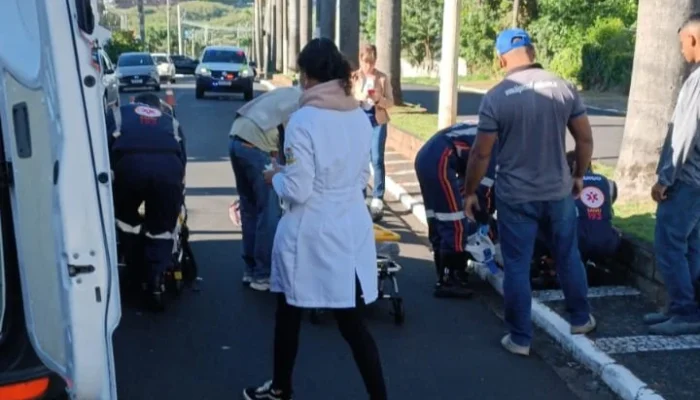 Grave acidente com moto na Via Expressa: Duas pessoas feridas com suspeita de traumatismo craniano