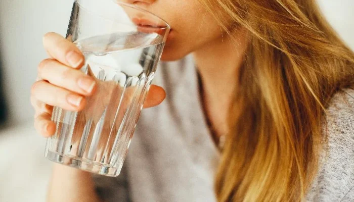 Intoxicação por Água: Entenda Quando Beber Demais Faz Mal e os Riscos Ocultos da Hiponatremia