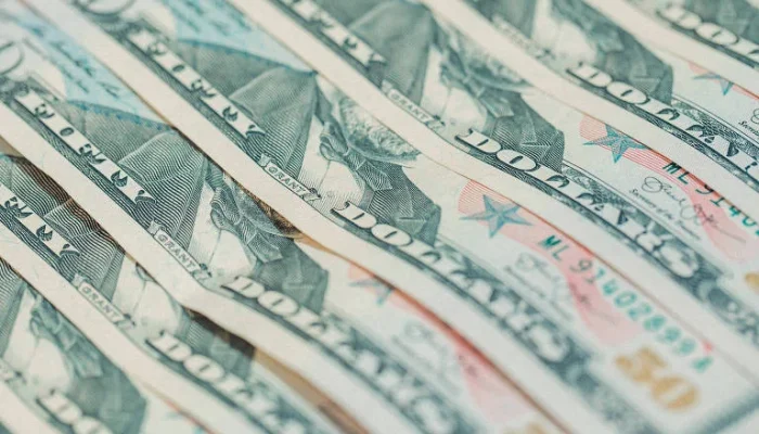 Dólar em Queda: BC Corta Juros e Fed Surpreende com Votos Divididos em Meio à Guerra no Oriente Médio