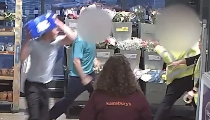 Jovem de 19 anos finge ser cadeirante para furtar cerveja em supermercado na Inglaterra e ataca segurança; veja vídeo