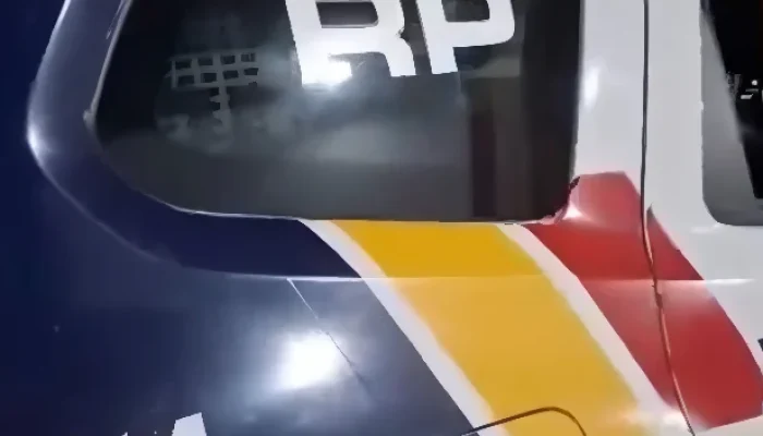 Homem preso por agredir ex-esposa canta louvor na viatura e vídeo divide a web; entenda o caso