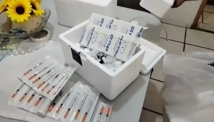 Mulher é presa em flagrante ao tentar jogar canetas de emagrecimento no quintal do vizinho em Nilópolis