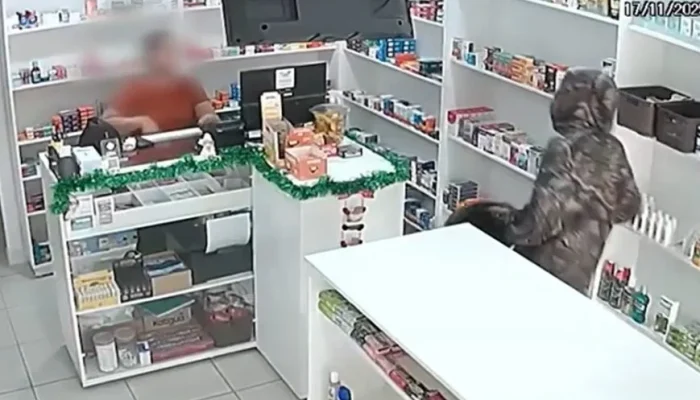 Vídeo Chocante: Homem com Facão Assalta Farmácia em Santana do Paraíso e Ameaça Balconista, Levando R$ 100