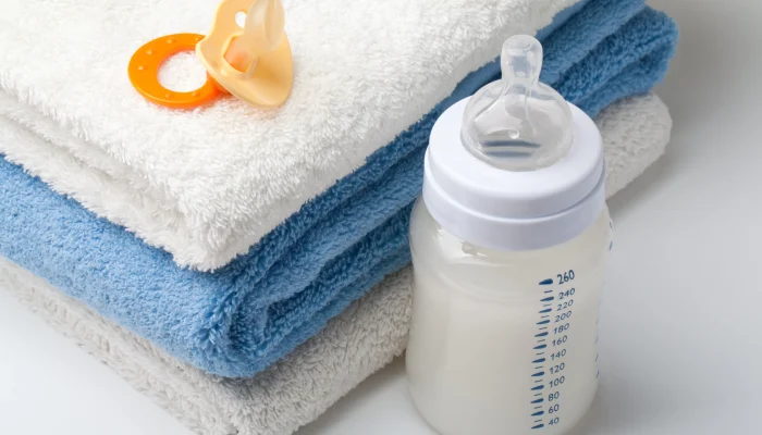 Bebê de 1 ano e 8 meses ingere soda cáustica confundindo com mamadeira e tem lábios quase fechados