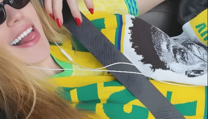 Virginia Fonseca ri de torcedor com roupão da sua marca em amistoso do Brasil; veja o flagra inusitado!