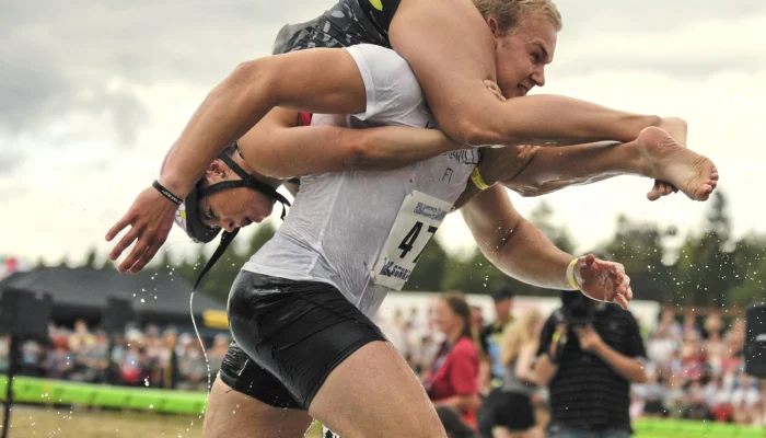 Corrida Maluca na Finlândia: Homens Carregam Esposas por Cerveja em Competição Exótica e Divertida
