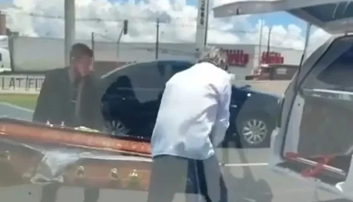 Caixão com Corpo Cai em Avenida Movimentada e Causa Pânico; Veja Vídeo Chocante do Momento