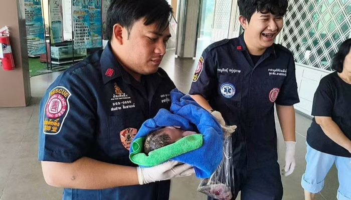 Bebê Resgatada Viva da Descarga de Vaso Sanitário na Tailândia: Funcionário Ouvinte Salva Recém-Nascida em Cena Chocante