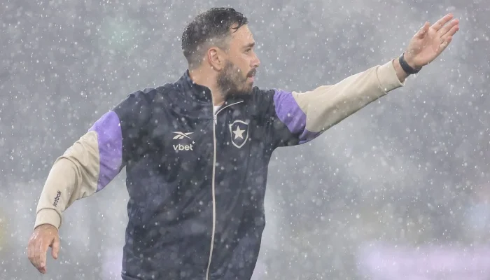 Botafogo: Técnico Davide Ancelotti revela motivo surpreendente para ausência de Arthur Cabral e cita gramado sintético do Nilton Santos