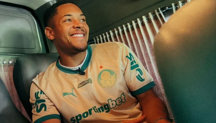 Vitor Roque e Fabrício Bruno chegam ao Brasil com jatinho de Leila Pereira após Data Fifa e Palmeiras avalia atacante para jogo contra Vitória