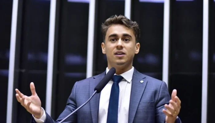 Nikolas Ferreira visita prisão em El Salvador e declara: "Frente a frente com os maiores bandidos do mundo"