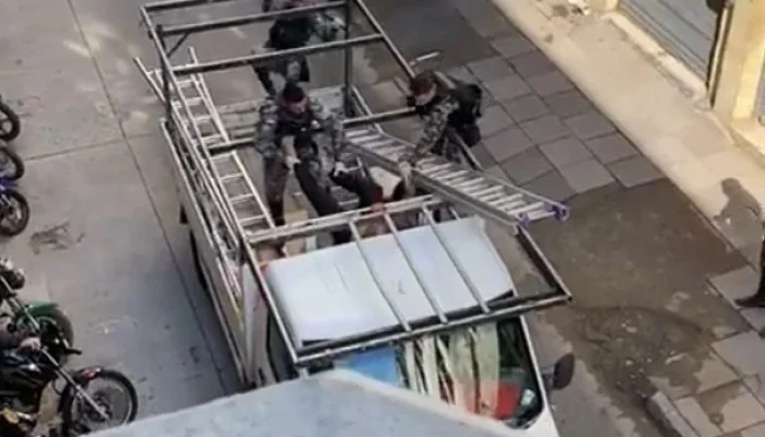 Vídeo Chocante: Homem de Calcinha Rosa Resiste à Prisão em Porto Alegre e Viraliza com Cena Inusitada