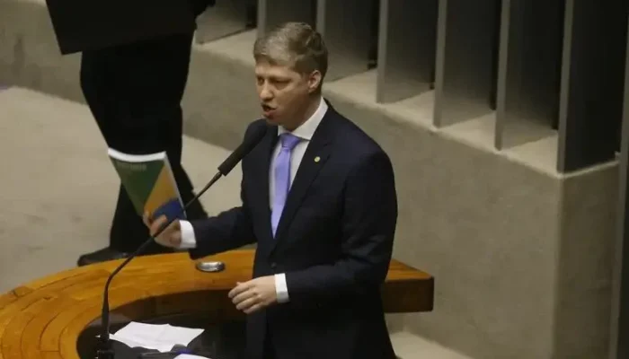 Bolsonaro volta a ter soluços constantes e se mostra inconformado com condenação, revela deputado