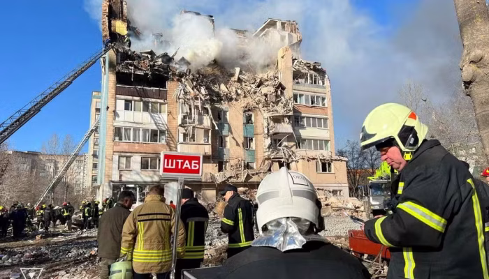 Ucrânia: Jovem é resgatado por guindaste de prédio destruído em ataque russo em Ternópil com 25 mortos