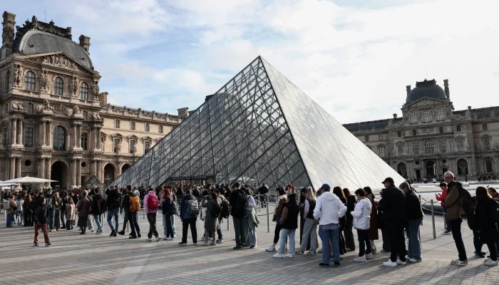 Louvre Reabre: Joias Milionárias Roubadas em 7 Minutos; Galeria de Apolo Fechada Após Crime Chocante