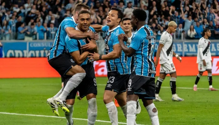 Grêmio vence Vasco com gols de Carlos Vinícius e Cristaldo, se afasta da zona de rebaixamento e liga o alerta no Cruzmaltino
