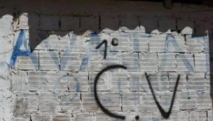 Mototaxista Confundido com Miliciano é Torturado por Traficantes do Comando Vermelho no Rio de Janeiro