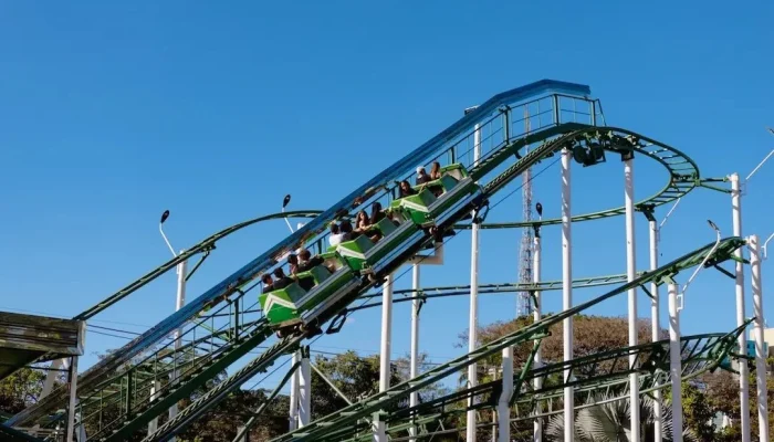 Funcionário do Nicolândia é atropelado por montanha-russa ao tentar pegar boné de visitante; veja detalhes do acidente