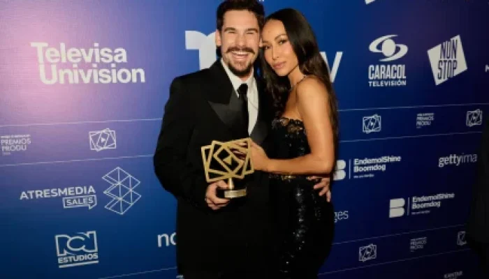 Nicolas Prattes brilha no México: ator brasileiro é eleito Melhor Ator em premiação latina e celebra com Sabrina Sato
