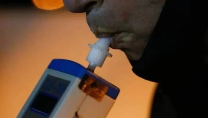 Motorista bêbado preso em Taguatinga dirigia sobre calçada com mandado por estupro de vulnerável