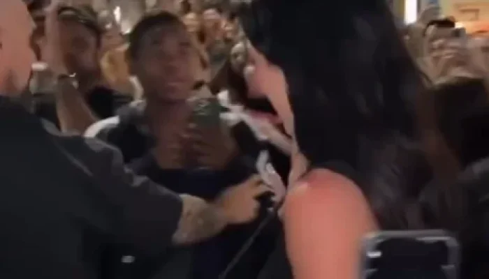 Dua Lipa precisa de escolta policial para sair de restaurante no Rio de Janeiro após mar de fãs em Botafogo