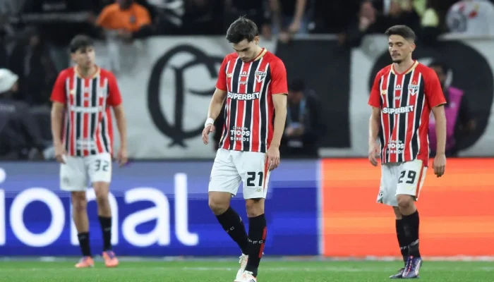 Silêncio no SPFC: Líderes cobram mais malícia após derrota dolorosa para o Corinthians e sonham com Libertadores