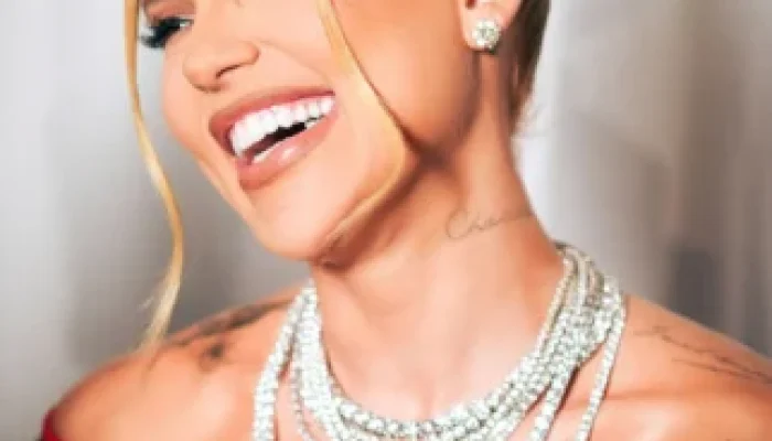 Virginia Fonseca é surpreendida com buquê gigante de Vini Jr. após retomada das lives da WePink