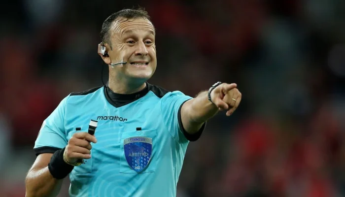 Rigoroso? Muitas polêmicas? Quem é o árbitro de Palmeiras x Flamengo e o que esperar para final da Libertadores