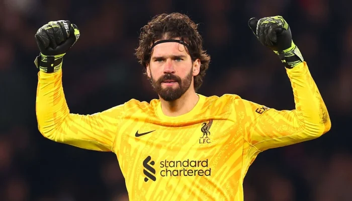 Alisson Becker está pronto para voltar ao Liverpool: Técnico Arne Slot 'anuncia' retorno do goleiro brasileiro contra Nottingham Forest