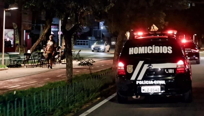 Tragédia em Itajaí: Filha encontra pais mortos em casa após feminicídio seguido de suicídio por separação