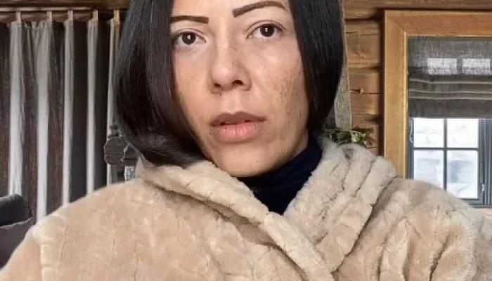 Brasileira na Noruega viraliza ao mostrar kit de exame de fezes com 4 potes e penico de papelão: 'Manual de experimento!'