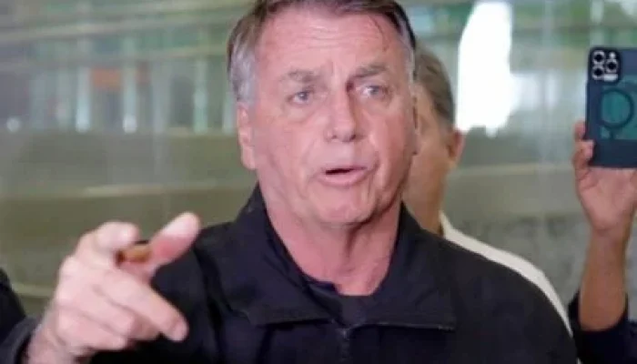 Vigília de Flávio Bolsonaro em frente à casa de Jair é citada pela PF em pedido de prisão ao STF