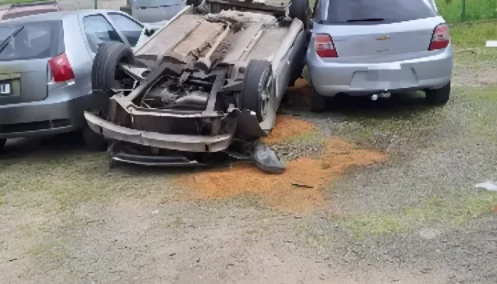 Vídeo Chocante: Carro Capota Várias Vezes e Arrasa Veículos Parados na Rodovia Transbeto, em Penha (SC)