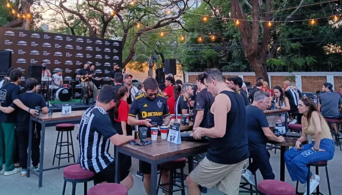Torcedores do Atlético-MG são barrados e levados à delegacia por reprovação no bafômetro antes da final do Lanús