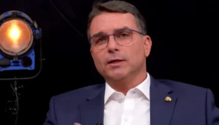 Flávio Bolsonaro: "Vergonha da família" seria motivo para pai violar tornozeleira, diz filho de Jair Bolsonaro
