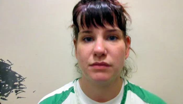 Professora de 30 anos é condenada a 10 anos de prisão por oferecer drogas e dinheiro em troca de sexo com alunos nos EUA