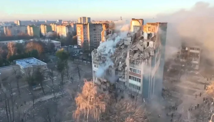 Pai Desolado Abraça Caixão de Filho Após Ataque Russo que Deixou Crianças Queimadas; Vídeo Chocante Revela Dor da Guerra na Ucrânia