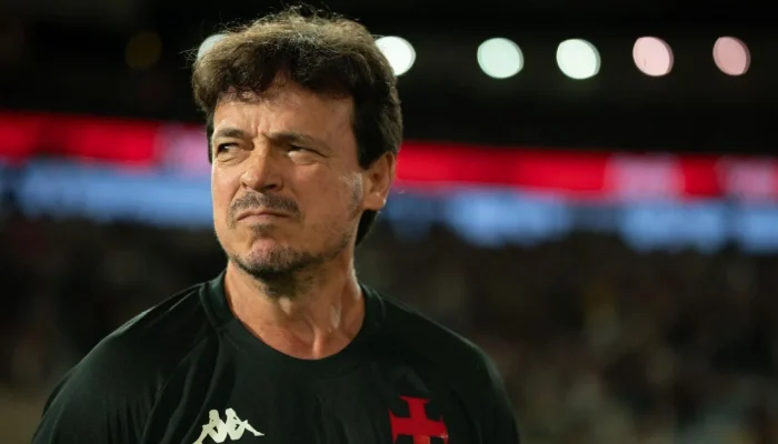 Diniz compara Vasco a Manchester United, nega racha e admite preocupação com rebaixamento do Cruzmaltino