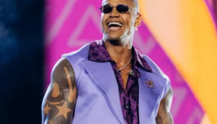 Léo Santana grava DVD "DNA de Gigante" em Salvador após adiar show por chuva forte: "20 anos de carreira em casa"